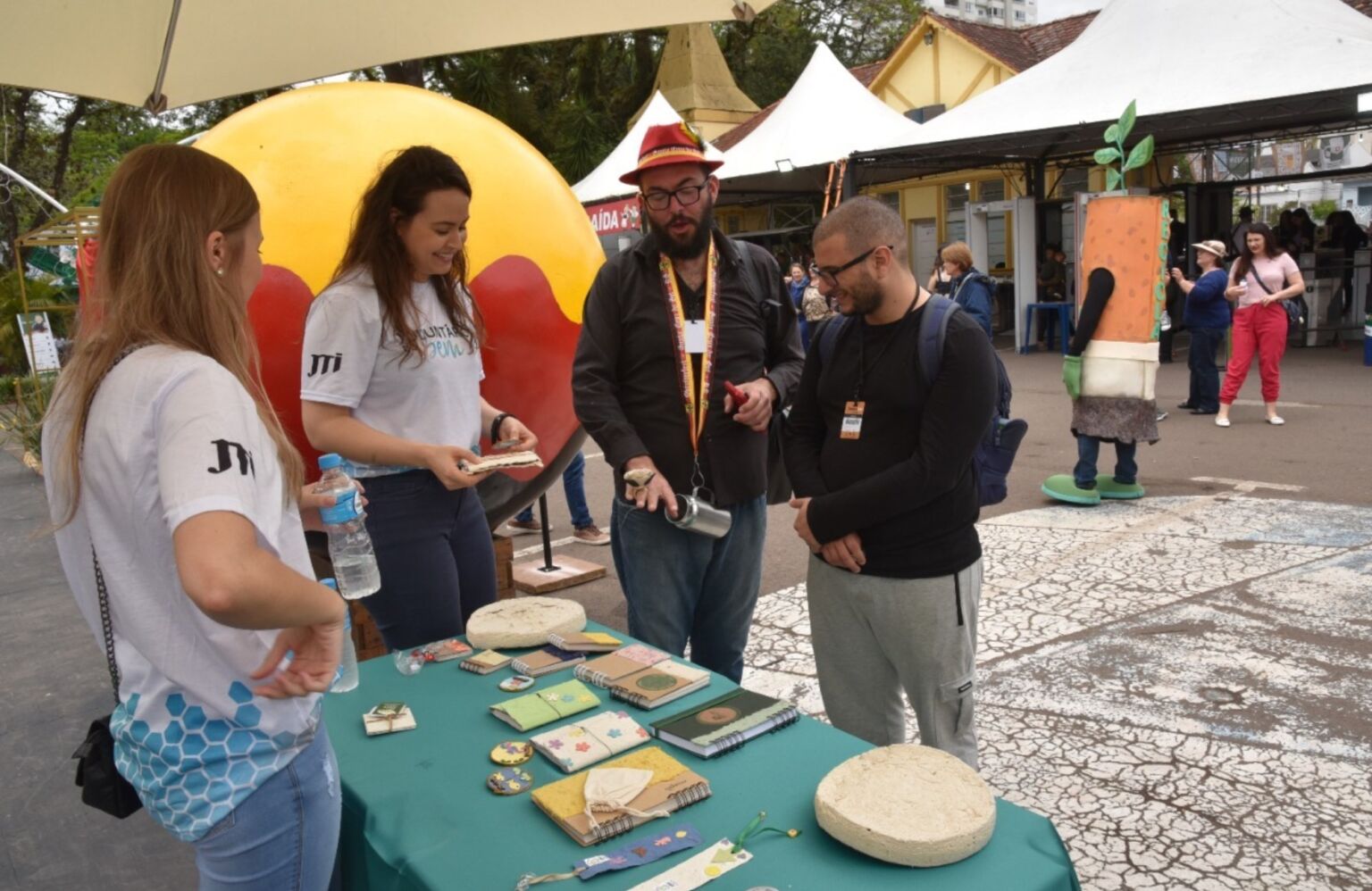 A O Apresenta A Reciclagem De Bitucas De Cigarro Ao P Blico Da